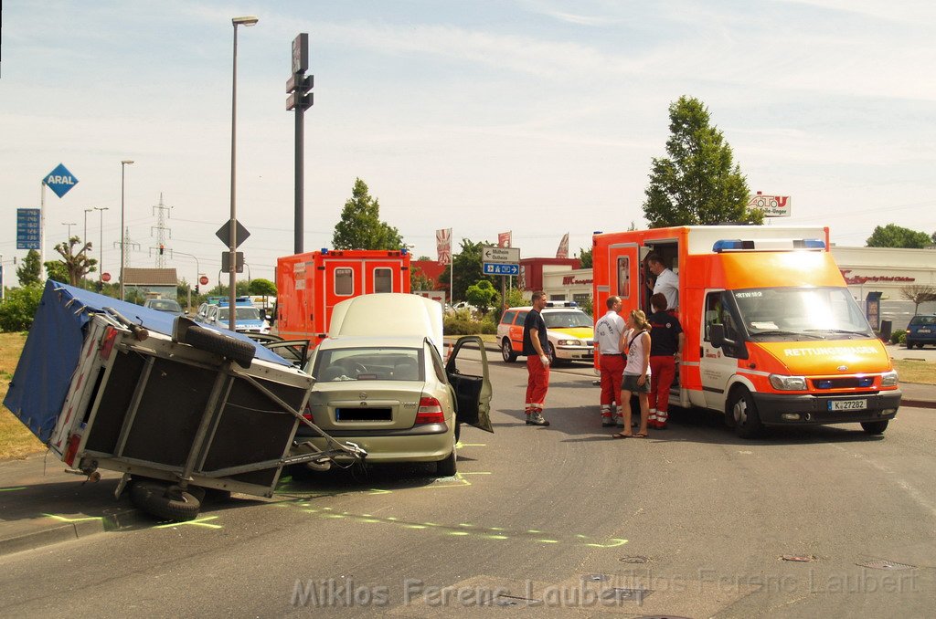 Muellwagen kollidiert mit PKW Koeln Porz Gremberghoven Alter Deutzer Postweg P16.JPG